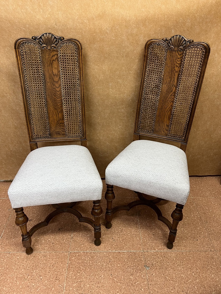 Tapizado artesanal de sillas antiguas de comedor con estructura de madera relaizado por Tapizados J. Espinosa en Ciudad Lineal Madrid. Trabajode restauracion y tapiceria tradicional